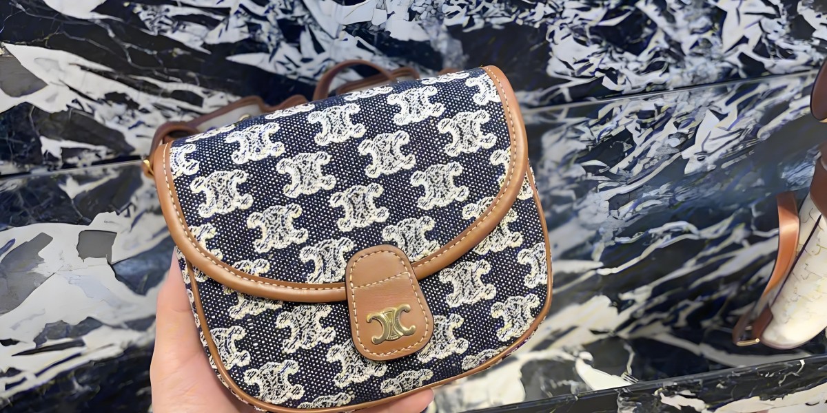 CELINE Triomphe凱旋門包全攻略：馬鞍包價格、老花設計與背帶搭配技巧